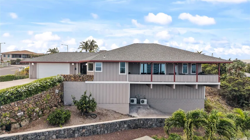 King of the hill with a lanai, great for grilling and entertaining friends