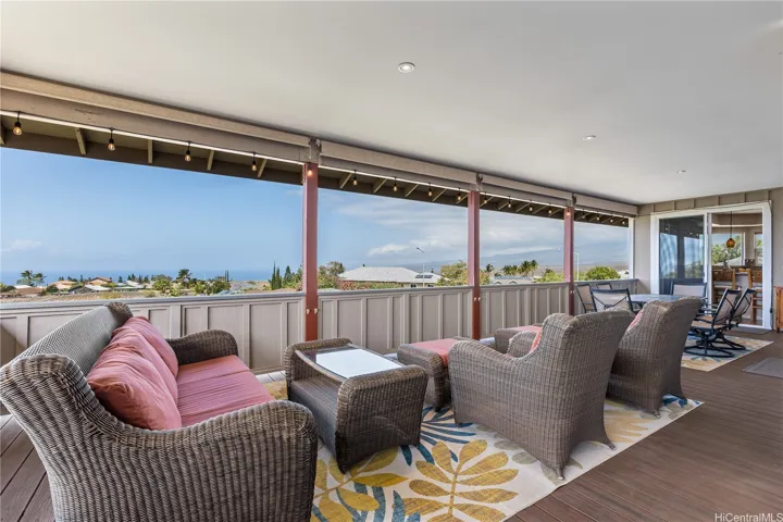 Grand comfortable lanai