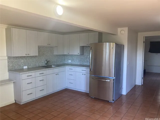 Wet bar in one-bedroom apartment