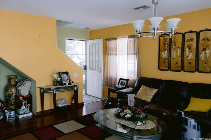 Main entrance to the living room.
