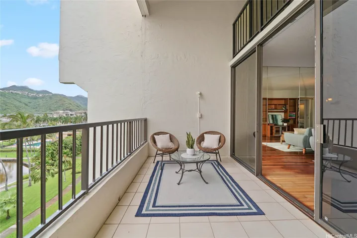 A large lanai for entertaining and 
enjoyment facing the ocean.