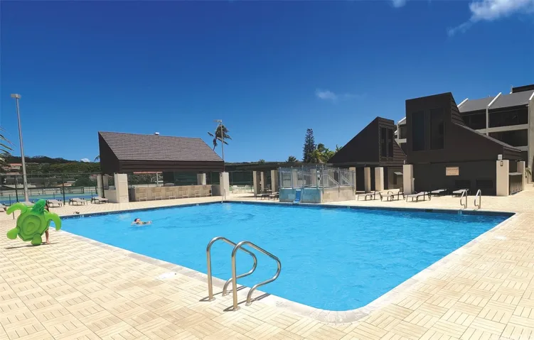 The common area includes a large pool, hot tub, barbecues, saunas, and gym