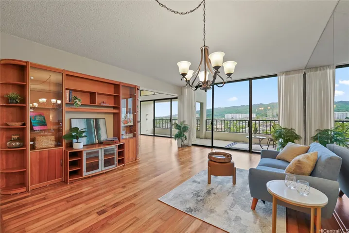 Views of the marina, ocean, and Diamond head from your living room and lanai.