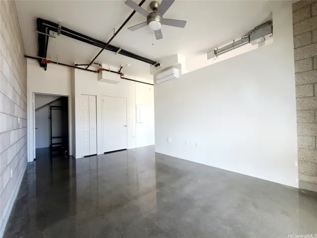 Bedroom with fan, split AC & laninate floors has an attaced bath & walk in closet