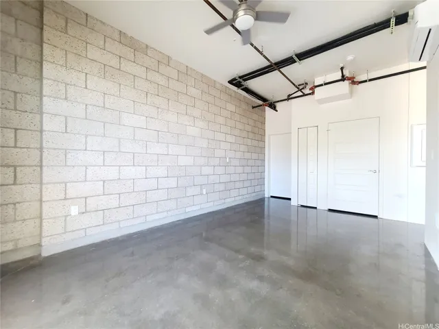 Bedroom with fan, split AC & laninate floors has an attaced bath & walk in closet