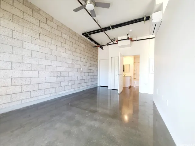 Bedroom with fan, split AC & laninate floors has an attaced bath & walk in closet