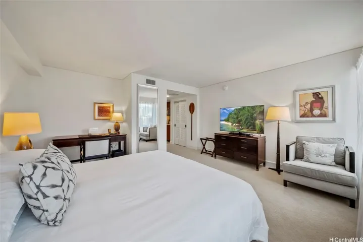 Clean neutral tones with a touch of Hawaiian art