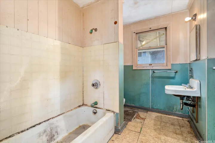 Upper level bathroom.