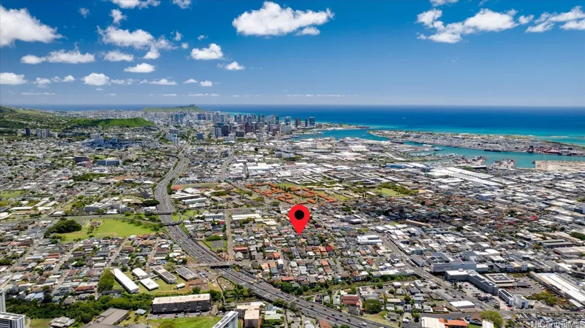 Convenient lower Kalihi location.
