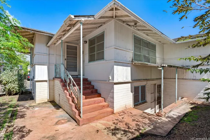 Upper level includes 3 bedrooms, 1 bathroom, LR & kitchen. Lower level includes 2 bedrooms, 1 bathroom, laundry room, LR & kitchen.

