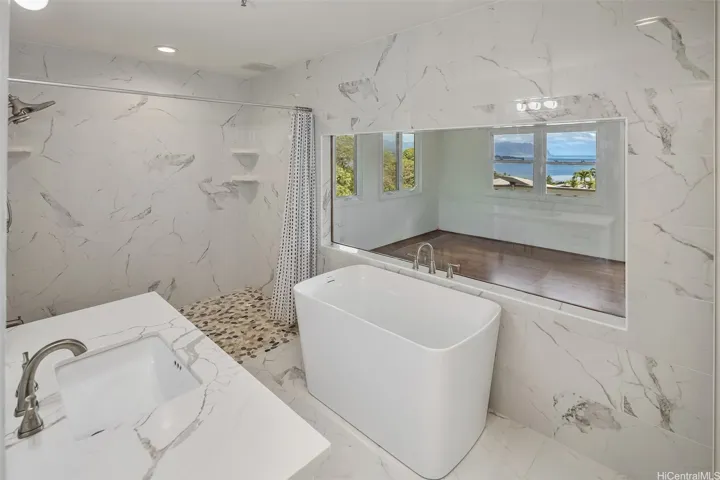 Primary bath with soaking tub and views!