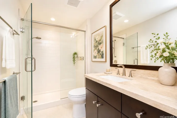 2nd bathroom w virtual staging