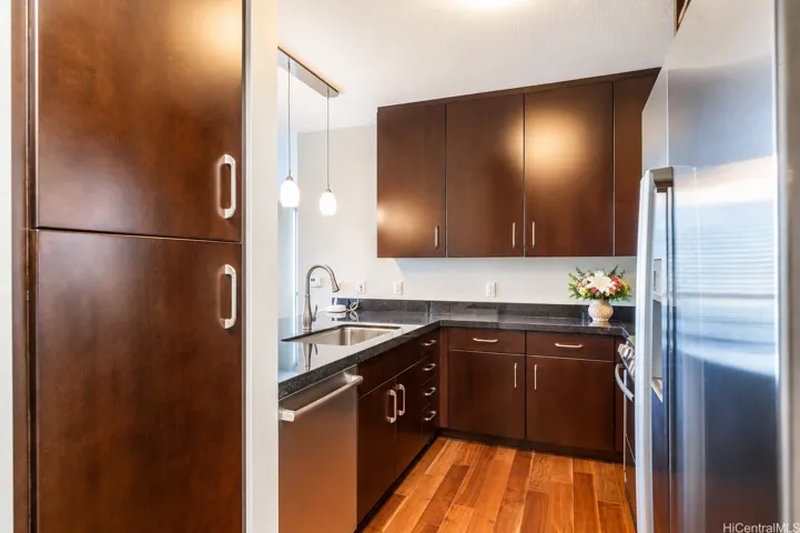 Kitchen closets to ceiling