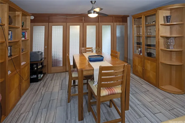 Dining area w sliders to private nook