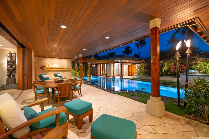 The covered lanai provides outdoor dining and seating even when the gentle rains come through.