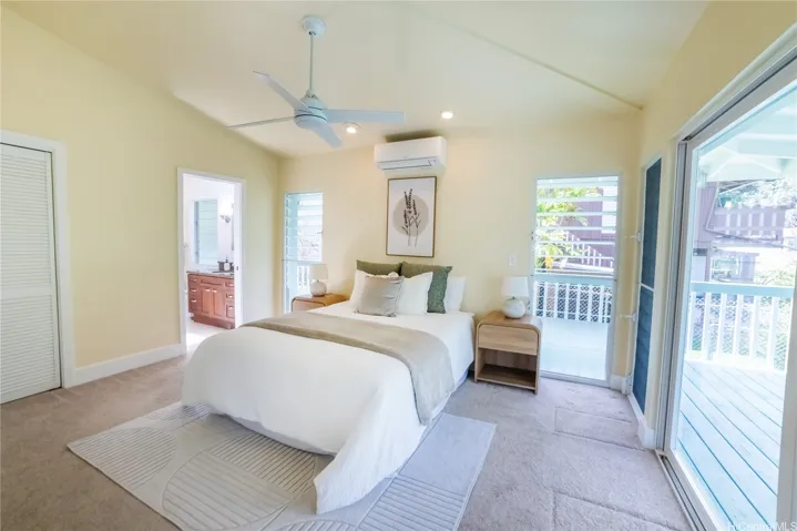 Primary Bedroom (en suite)