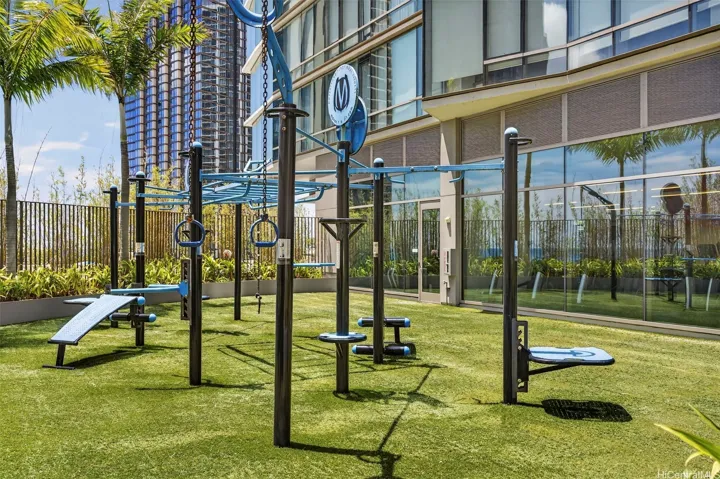 Outdoor workout station