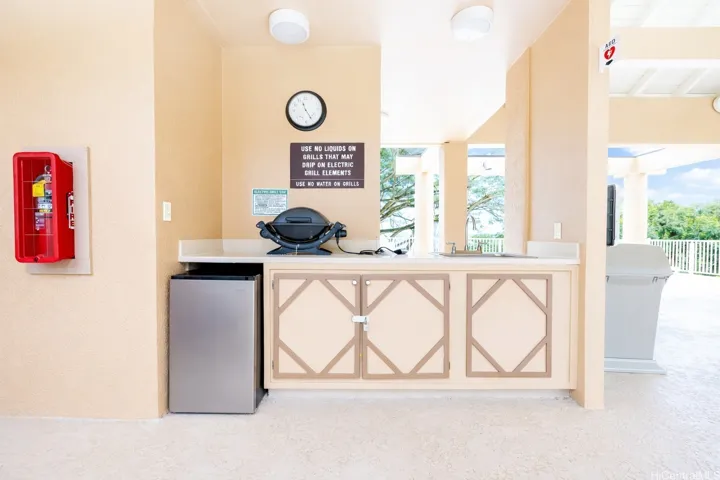 Multiple kitchenette 's at pool