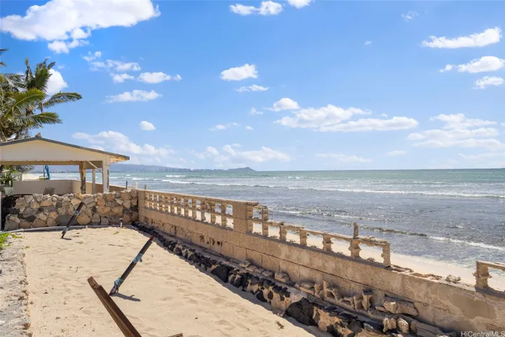 100 linear ft of beachfront.
