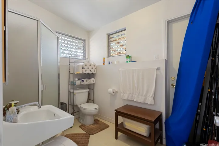 Cottage, full bath.