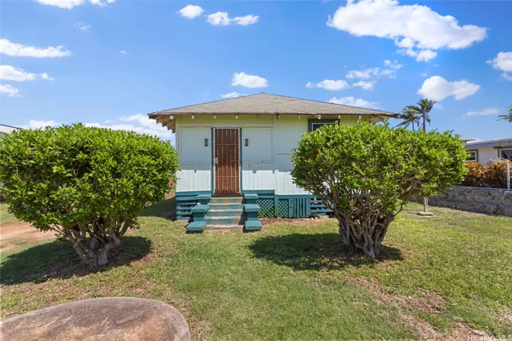 Beach fronting house on left side, 2 bedroom, 1 bath.
