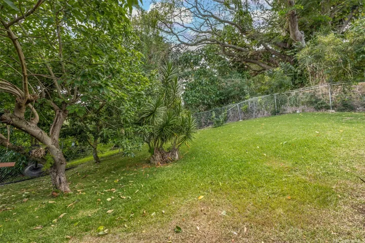 Spacious & usable yard
