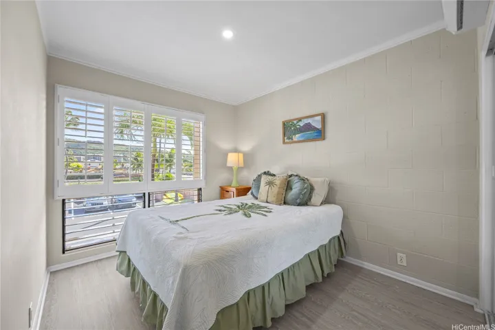 Second bedroom with views of the mountains and excellent cross ventilation