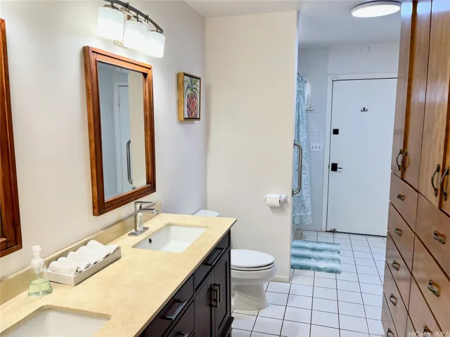 2nd Floor- Hallway Bathroom w/ Tub