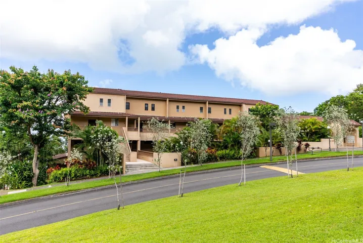 An excellent location in the community! This smaller building section of Poha Kea Point has fewer stairs, only 2-tiers of units. Convenient to the pool and recreational areas adjacent to this building.