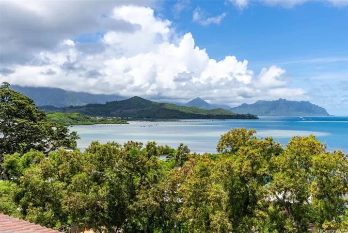 This unit has no other unit above. Enjoy beautiful, expansive bay views from both bedrooms.