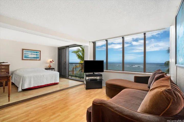 Living Room & Beachfront Bedroom with Shoji Doors for Privacy