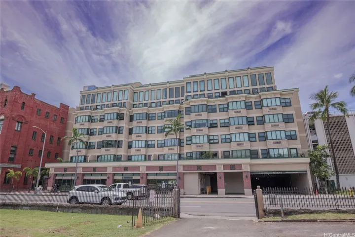 Honuakaha is at the edge of Kaka'ako and Downtown. So convenient!
