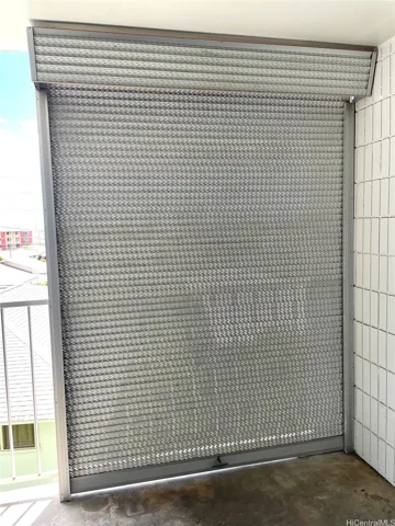 Lanai door keeps the lanai cool