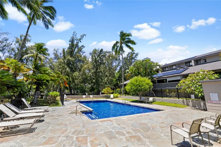 Makani Kai Marina pool and outdoor lounge seating