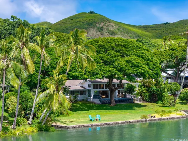 A waterfront haven with expansive lawn, direct shore access, and stunning views. Truly an exceptional lifestyle in an unmatched setting.