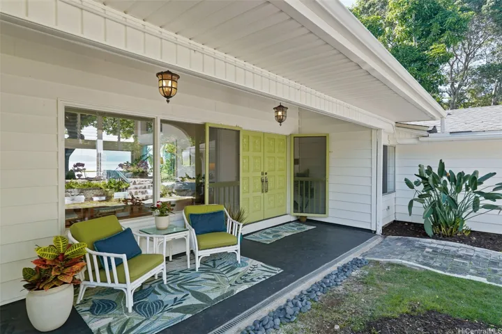 Welcoming front lanai.