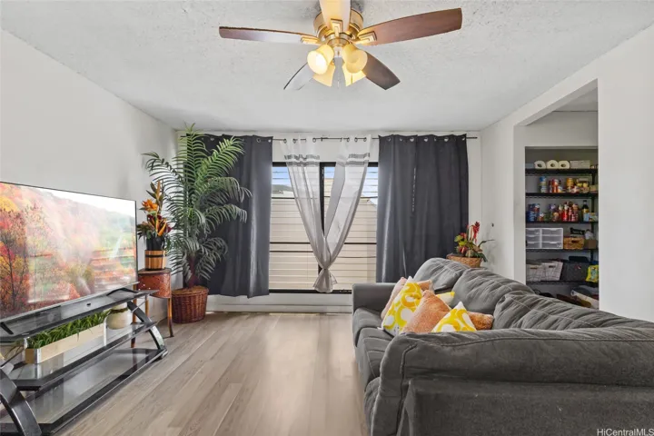 The living room feel nice and spacious especially with the tradewinds blowing through.
