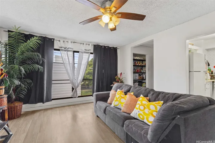 Corner unit with cool tradewind breezes