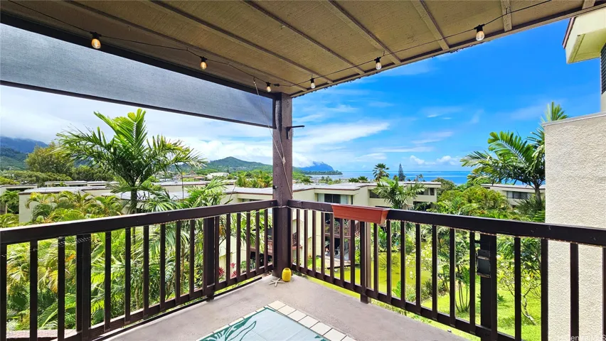 No photos can do the justice: come see in person the stunning views from a large private balcony.