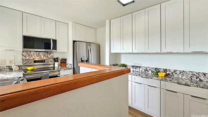A ton of cabinet space: save on grocery trips, although shopping is conveniently situated next door to Puu Alii.