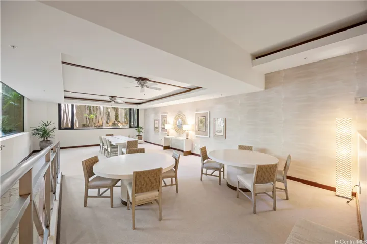 Nice quiet meeting area in lobby.