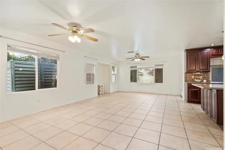 Living room/dining area
