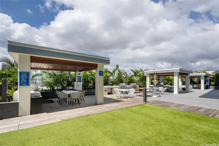 Outdoor Lounge and Grilling Area