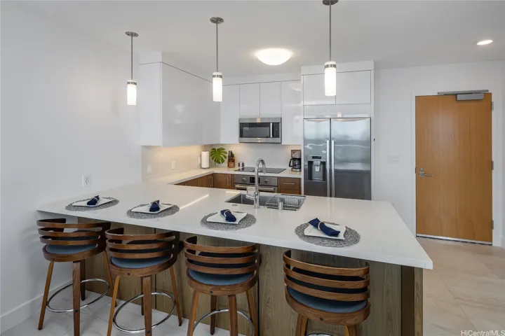 Kitchen w Quartz Counters