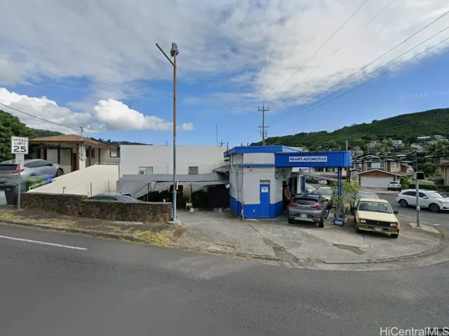 Side View - 2002 Pauoa Rd.
