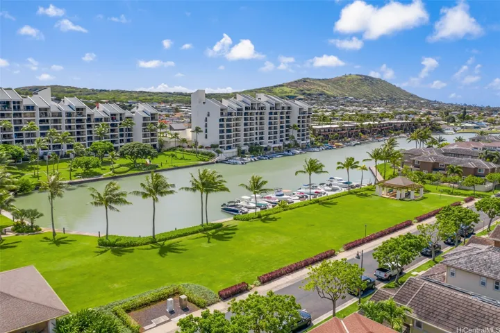 The complex Promenade  walkway starts at the Recreation Center, winds along the marina passing by the boat docks and The Cottages, and ends at the Kiddie Park at the tip of the peninsula.  This Promenade is perfect for a leisurely stroll at sundown or jogging at dawn.