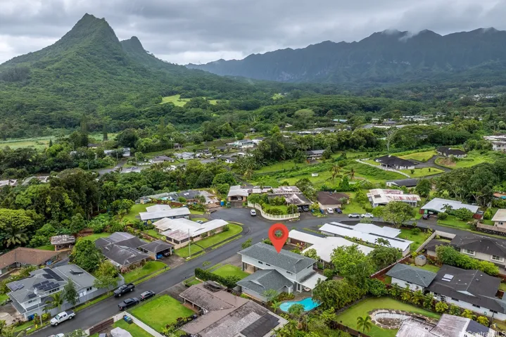 Lunaai Place is a quiet but lively neighborhood with lots of ohana all around.
