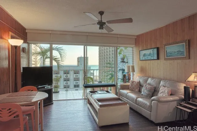 Large livnig room with lanai facing Ocean