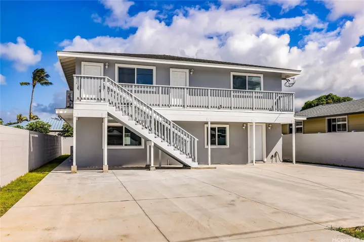 Flexible floorplan with wet bar and a permitted ADU with a 2nd full kitchen. 2 Electric Meters.