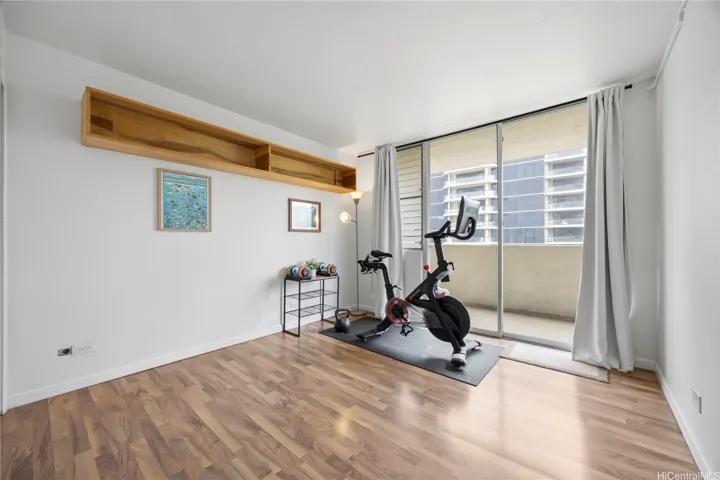 Second bedroom with direct access to the lanai.